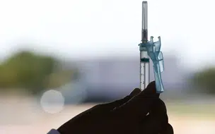 Dose de reforço reduziu 99,8% a chance de morte por COVID-19 no pico da Ômicron
