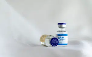 OMS reafirma benefícios de vacinas de mRNA para COVID-19