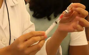 Brasil fala em 3° dose que começará com idosos e profissionais da saúde