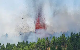 Lava de vulcão continua a se aproximar da água