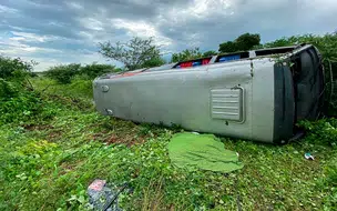 Uma pessoa morre e quatro ficam feridas após micro-ônibus tombar na BR-316