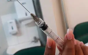 OMS alerta para aumento de casos de COVID e diminuição na procura por vacinas