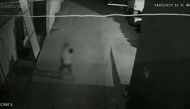 câmeras flagraram vítima lutando com suspeito para escapar de estupro