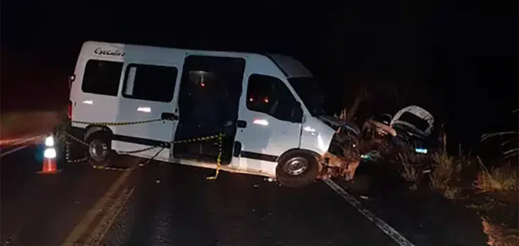 Colisão entre Van e carro de passeio deixa várias pessoas feridas na BR-316