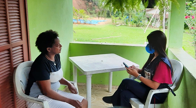 Recenseadora realiza entrevista durante o Teste Nacional do Censo 2022 no Quilombo Campinho da Independência, em Paraty (RJ)