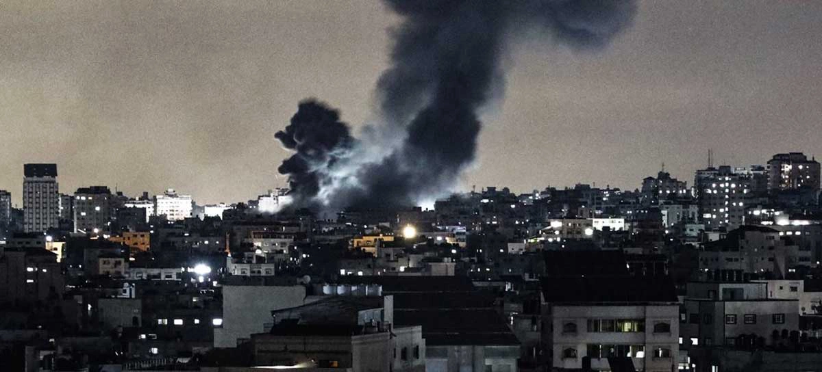 Cidade de Gaza bombardeada durante a noite