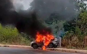 Médica de Teresina tem carro incendiado após atropelar e matar motociclista