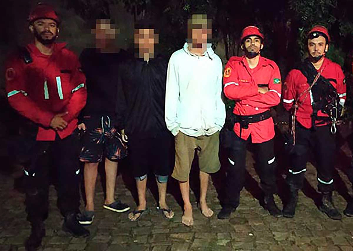 Jovens foram resgatados após ficar ilhados em cachoeira