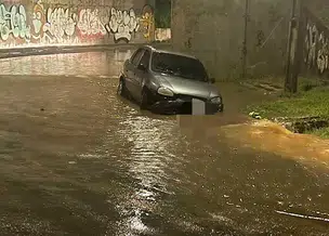 Mulher é resgatada após ficar presa em carro com as filhas durante forte chuva