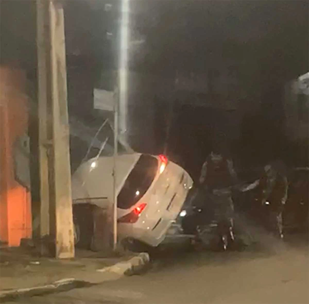 Carro em que os criminosos estavam capotou em uma rua no bairro Promorar