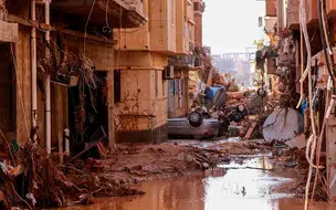 Corpos de vítimas ficam espalhados pelas ruas após enchentes na Líbia