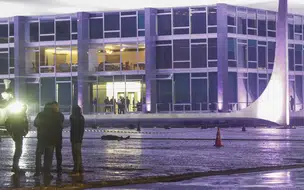 PF vai investigar explosões na Praça dos Três Poderes em Brasília