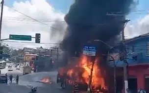 Vídeo: ônibus pega fogo após pane elétrica e colide em poste em São Paulo