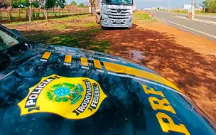 Acidente com caminhão baú causa congestionamento na BR 343 em Altos