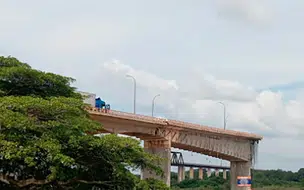 Caminhão que caio da ponte JK estava carregado de ácido sulfúrico