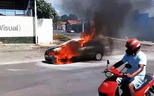 Um incêndio consumiu completamente um veículo na manhã deste sábado