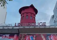 Partes da estrutura de moinho de vento do "Moulin Rouge" desabam em Paris
