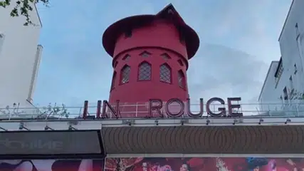 Partes da estrutura de moinho de vento do "Moulin Rouge" desabam em Paris