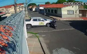 Câmera flagra colisão entre moto e carro no centro de Timon; Veja vídeo