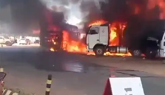 Ônibus pega fogo e populares tentam apagar as chamas com fezes em Teresina
