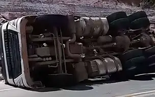 Carreta tomba na rotatória do Rodoanel de Teresina