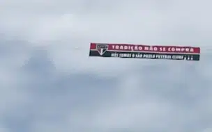 Torcedores São Paulo provocam Botafogo com avião e mensagem impactante