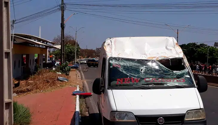 Van atingida pelo avião