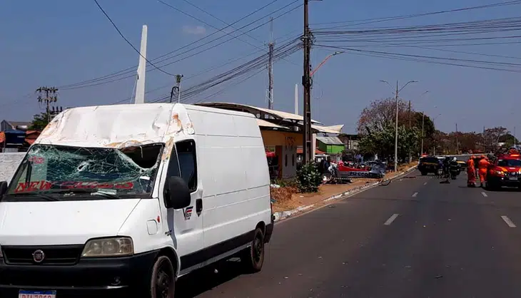 Van atingida pelo avião