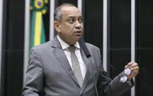 Projeto de lei que aumenta pena para porte de arma de uso proibido é aprovado