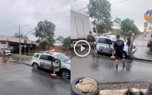 Carro da polícia cai em vala sem sinalização no Lourival Parente em Teresina