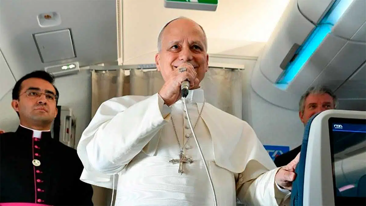 Papa Leão XIV ao saudar os jornalistas durante o voo para Argel, na Argélia