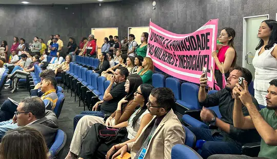 Câmara de Teresina aprova projeto que restringe uso de banheiros femininos por mulheres trans