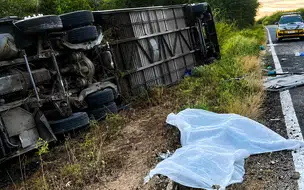 Ônibus com delegação de basquete capota no Ceará e deixa sete jovens mortos e dezenas de feridos