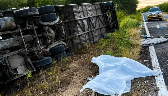 Ônibus com delegação de basquete capota no Ceará e deixa sete jovens mortos e dezenas de feridos