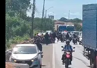 Motorista fica preso às ferragens após acidente na Ponte Tancredo Neves em Teresina
