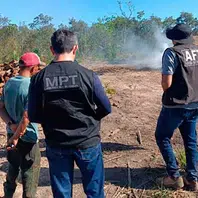 Operação resgata trabalhadores em condições análogas à escravidão em carvoaria no sul do Piauí