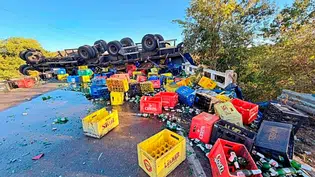 Motorista fica ferido após carreta carregada de cerveja tombar em Francisco Macedo