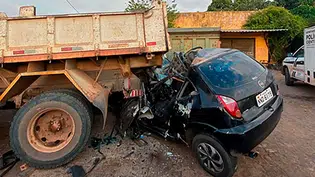 Motorista morre ao colidir na traseira de caminhão estacionado em Teresina