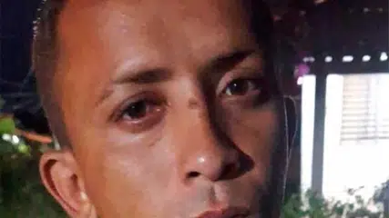 Homem é morto a tiros na frente da casa da mãe em José de Freitas
